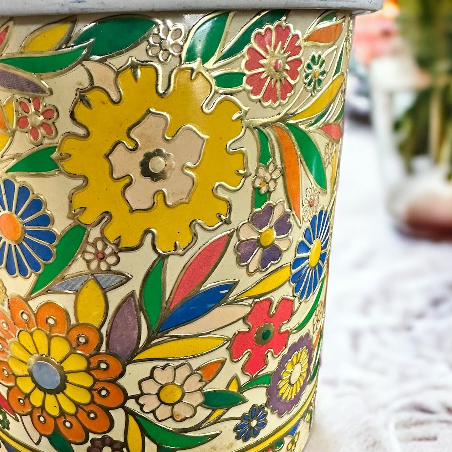 Vintage Scented Soy Candle in Charming Cottage Tin, Perfect Gift for Mom