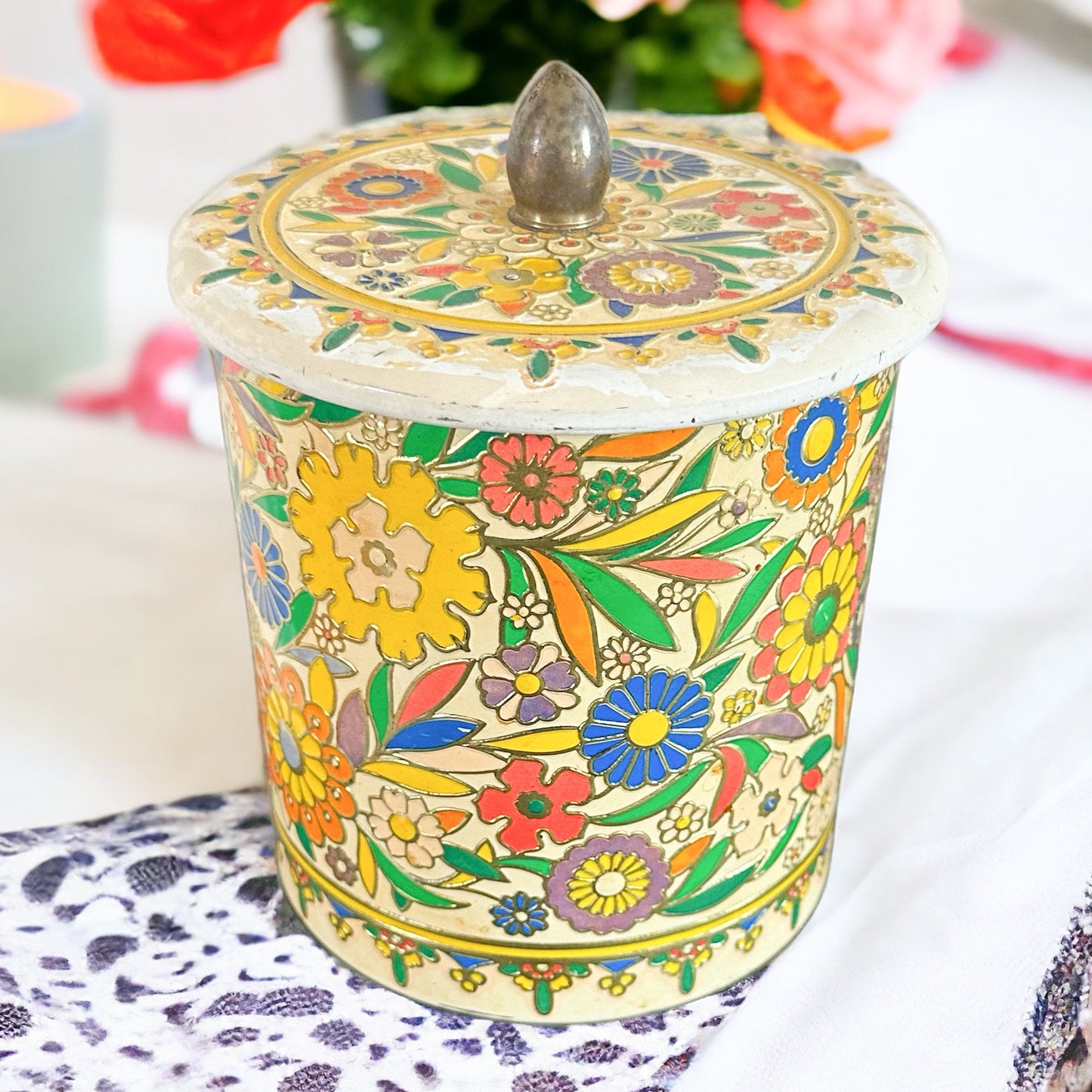 Vintage Scented Soy Candle in Charming Cottage Tin, Perfect Gift for Mom