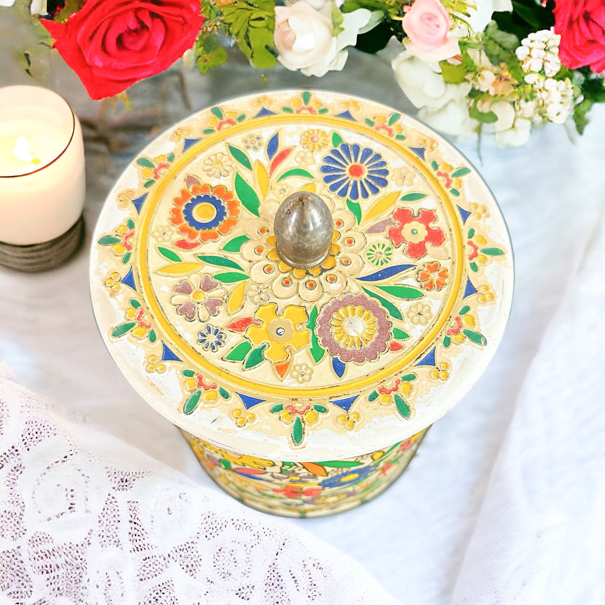Vintage Scented Soy Candle in Charming Cottage Tin, Perfect Gift for Mom